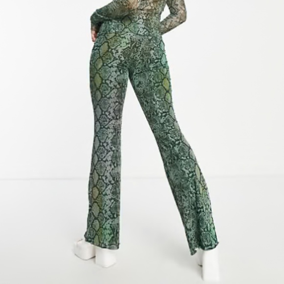 Weekday polyester flared pants in green snake print - Picture 2 of 6